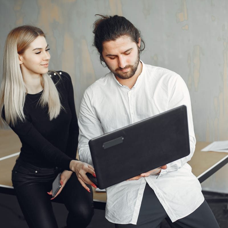 Dos adultos estudiando idiomas con la inteligencia artificial para lograr fluidez.