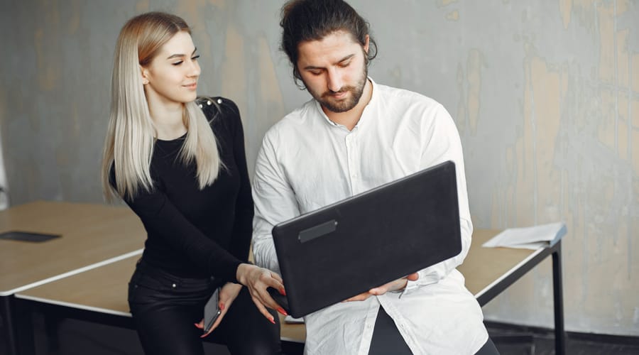 Dos adultos estudiando idiomas con la inteligencia artificial para lograr fluidez.