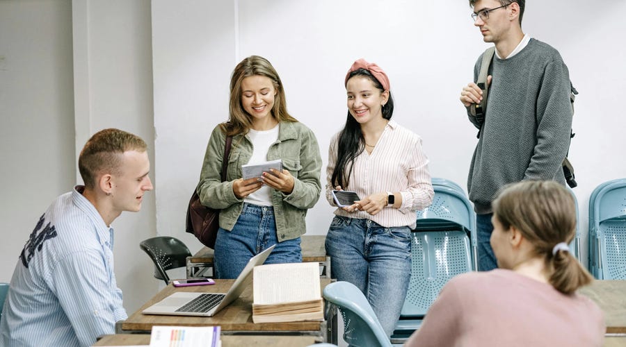 Grupo de personas practicando adjetivos posesivos en inglés