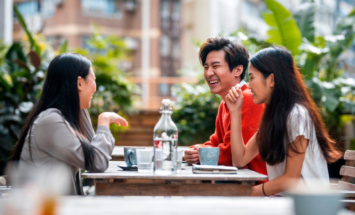 Amigos hablando el idioma tailandés