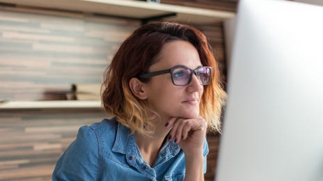 Mujer aprendiendo el idioma croata