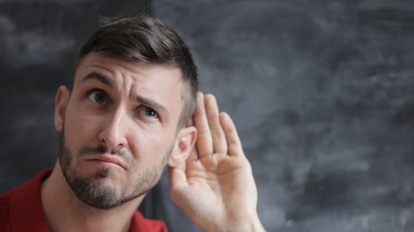 Hombre que escucha 5 Tips para aprender inglés