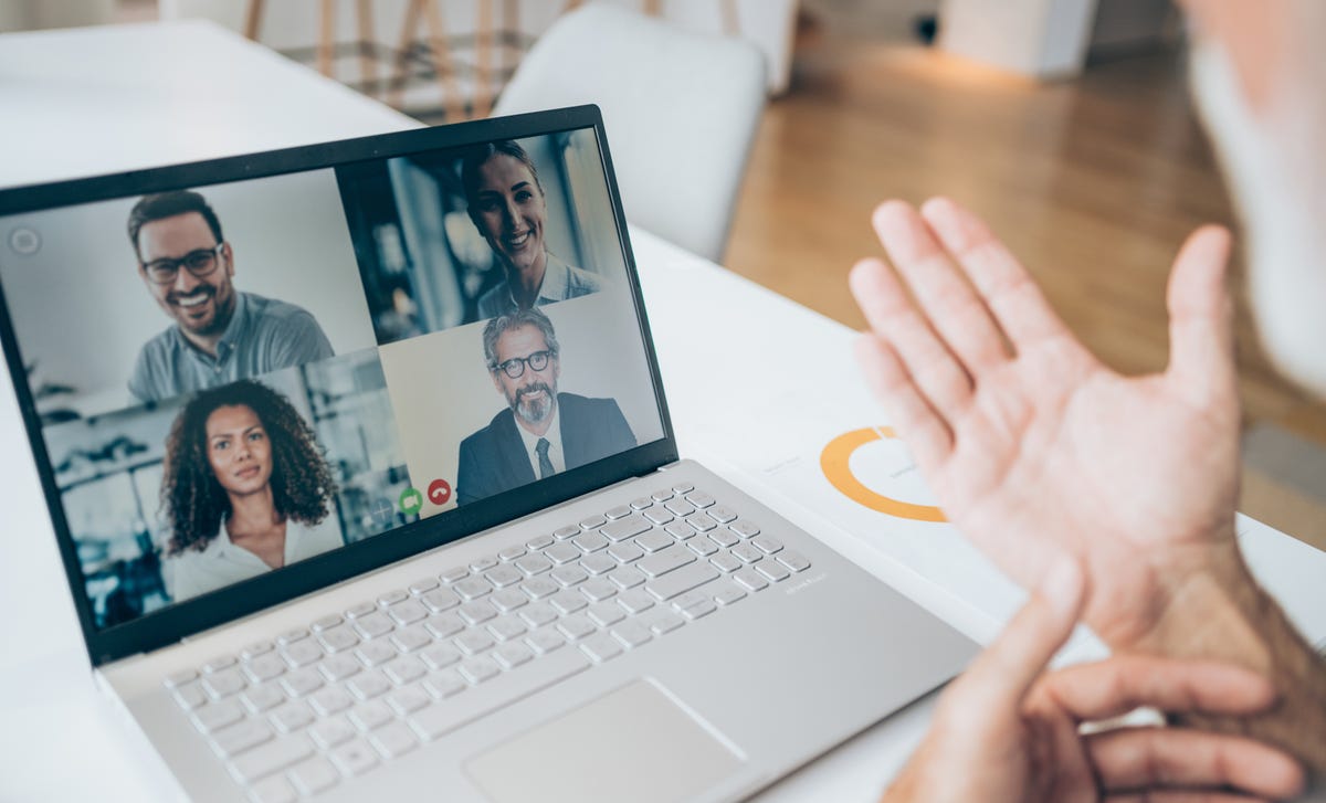 Clase virtual Berlitz: persona interactúa en videollamada de idiomas.