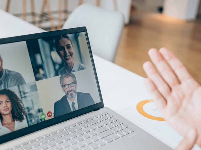 Clase virtual Berlitz: persona interactúa en videollamada de idiomas.