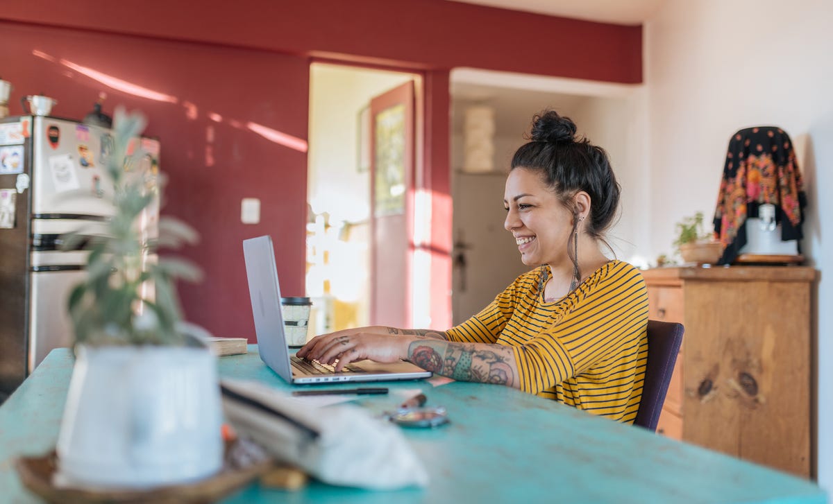 Estudiante feliz aprendiendo idiomas online con Berlitz desde casa.