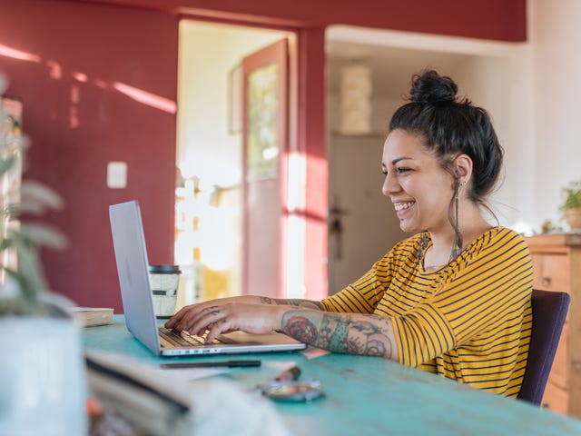 Estudiante feliz aprendiendo idiomas online con Berlitz desde casa.