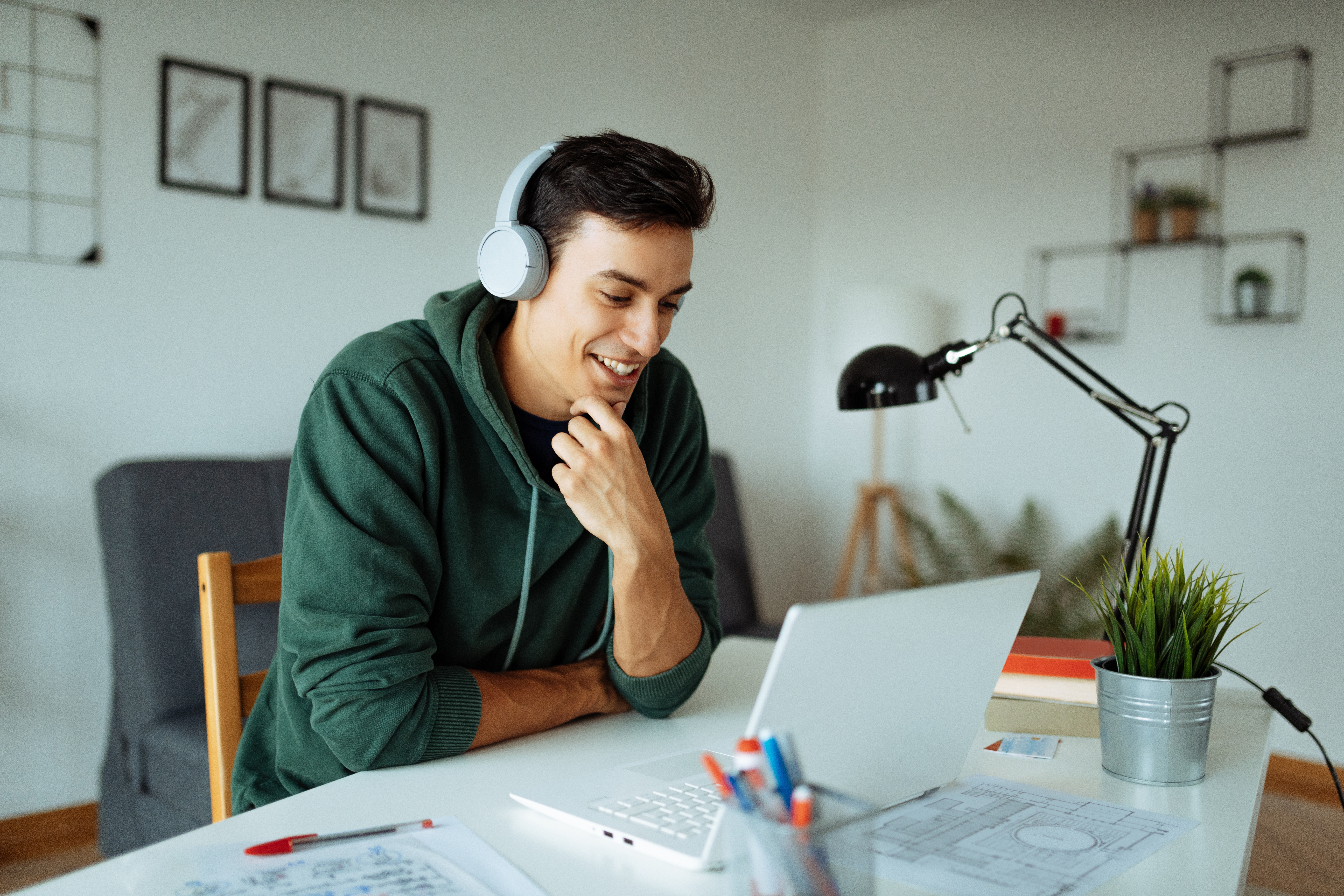 Joven estudiante con auriculares en clase de idiomas online de Berlitz.