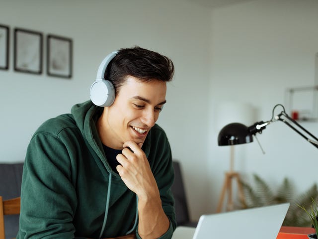 Joven estudiante con auriculares en clase de idiomas online de Berlitz.