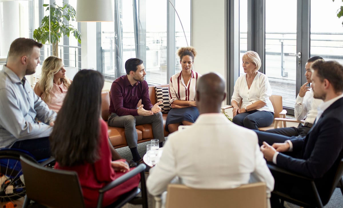Personas conversando en un taller grupal.