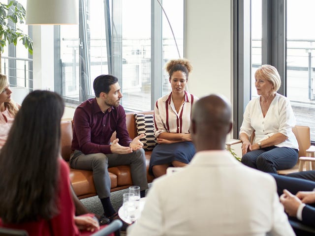 Personas conversando en un taller grupal.