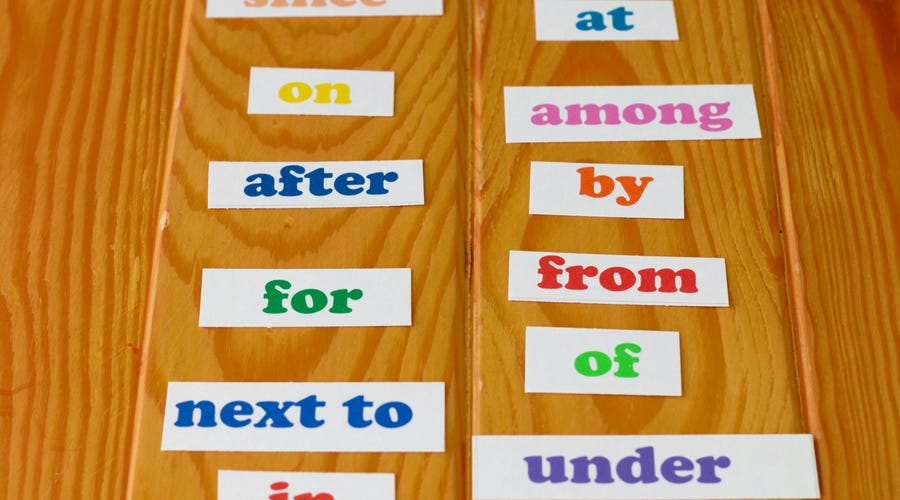 Palabras en tarjetas como 'on', 'after', 'from', material de aprendizaje de idiomas Berlitz.