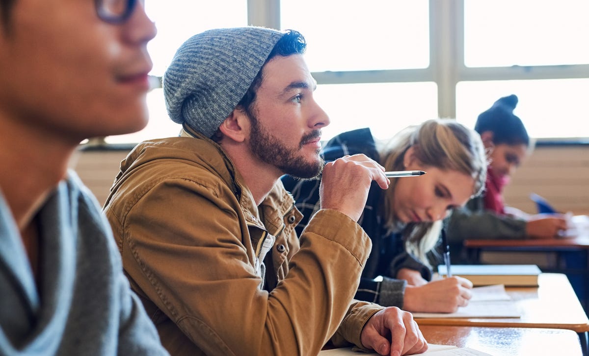 Estudiante atento en clase de idiomas presencial Berlitz.