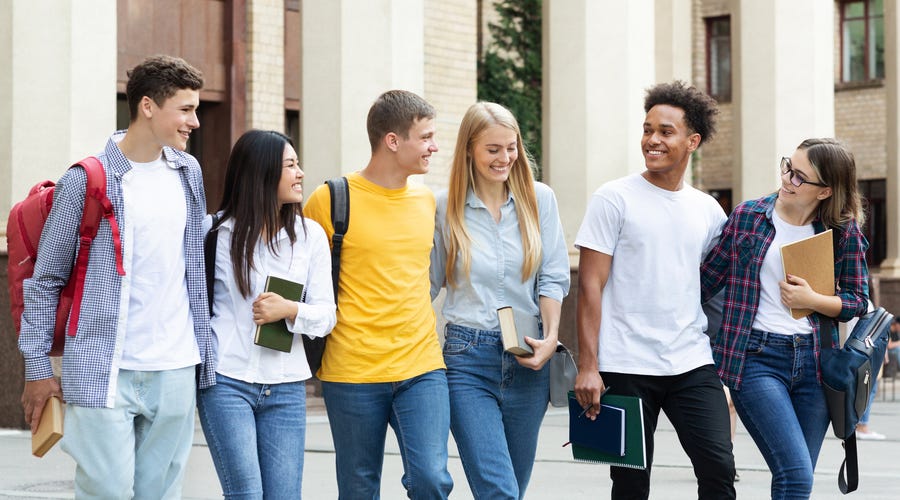 Diversos estudiantes caminando por el campus.