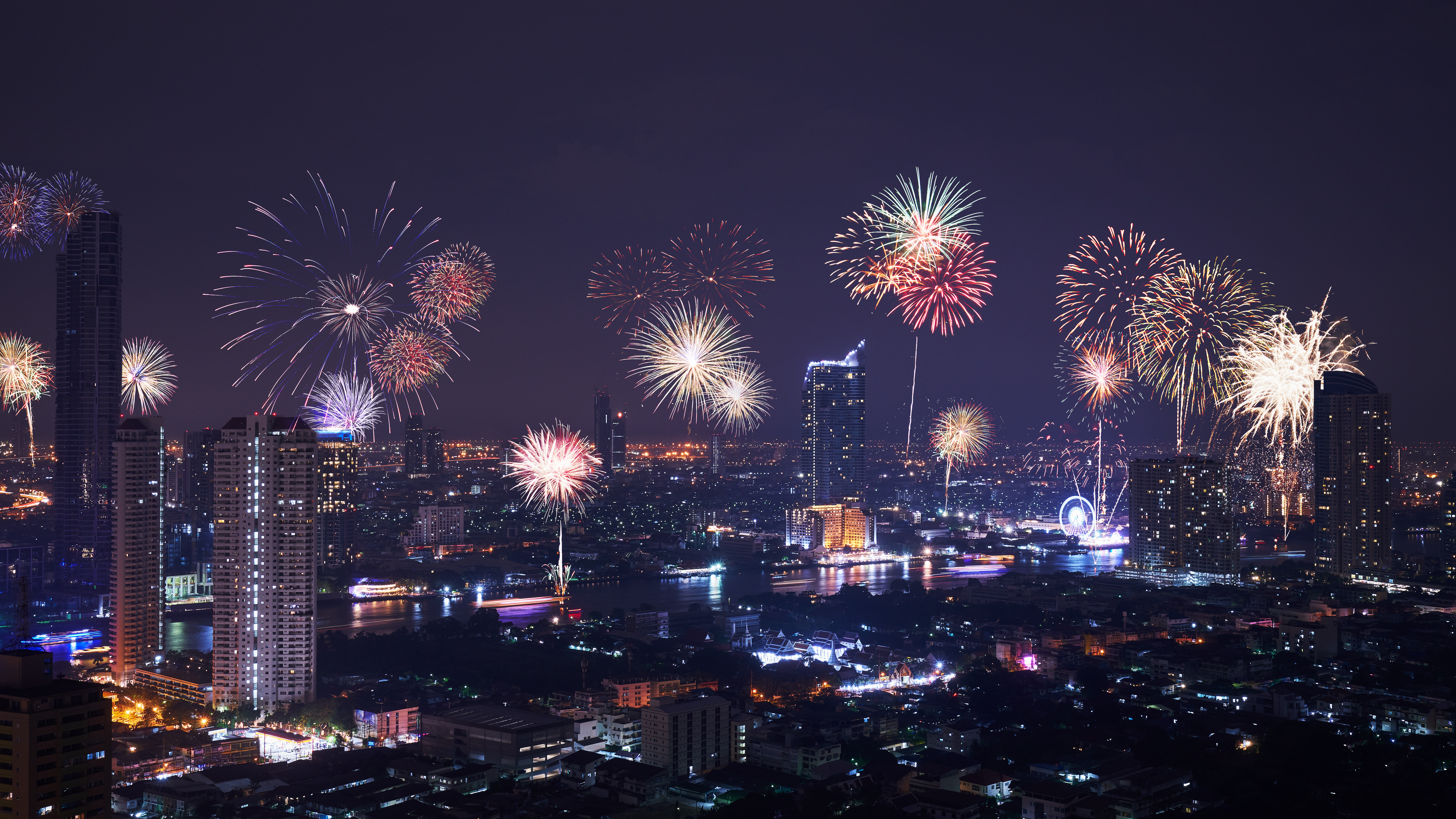 Horizonte de la ciudad con fuegos artificiales.