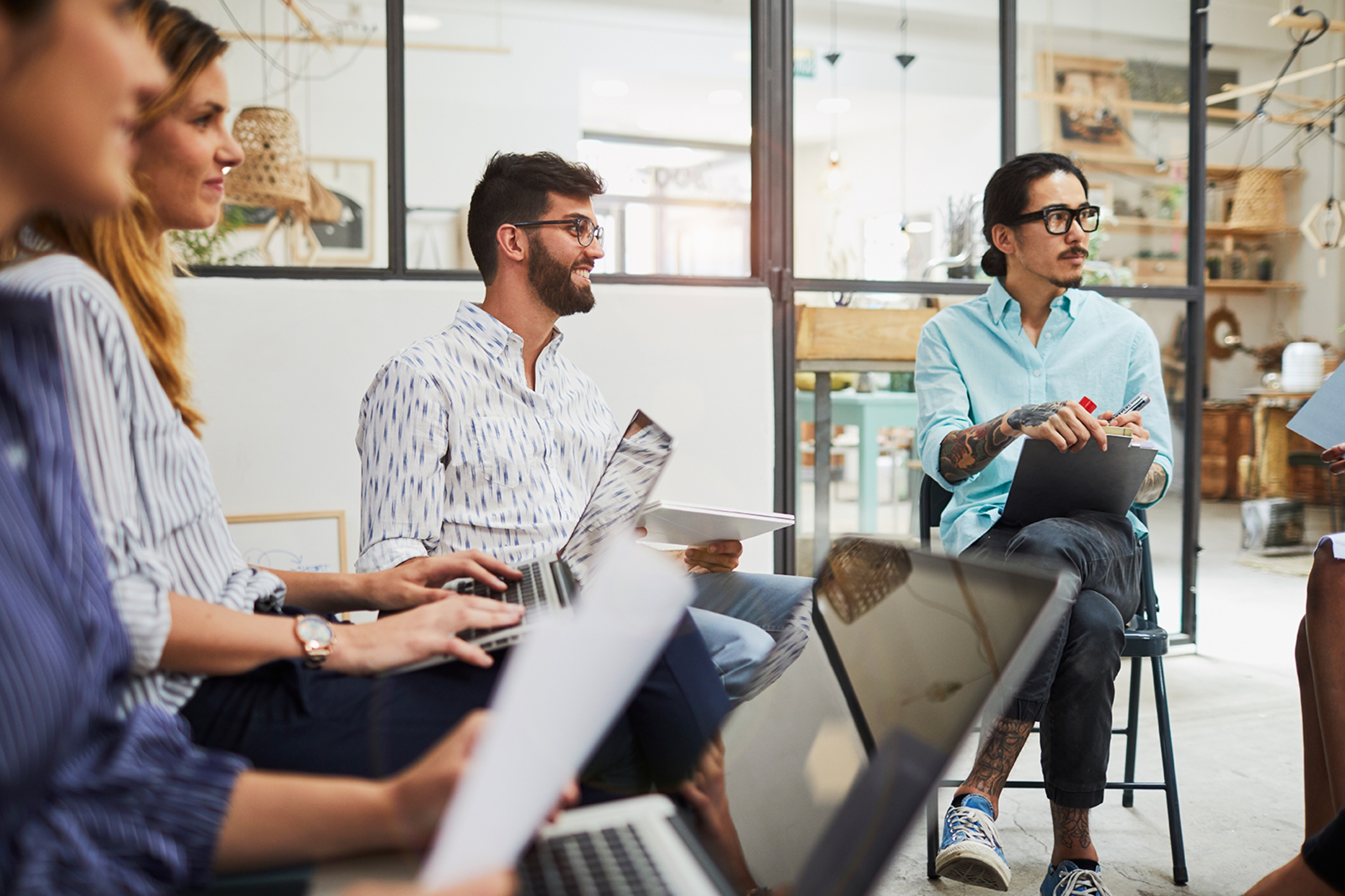 Profesionales en una reunión de trabajo, mejorando comunicación con Berlitz.