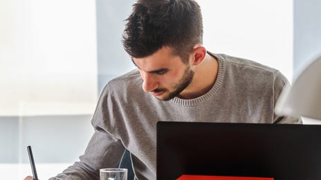 Elige entre tomar todas tus clases en línea u optar por una combinación de clases en línea y presenciales en tu centro de idiomas local.