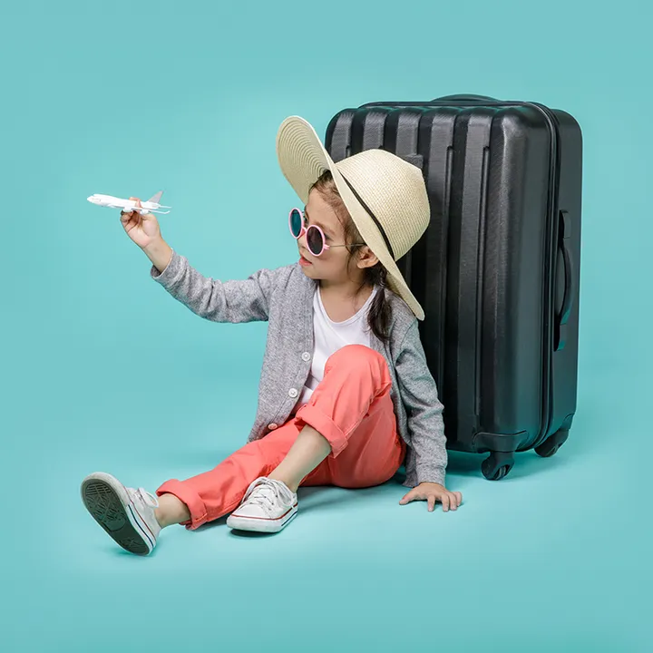 Una niña jugando muy feliz con un avión.