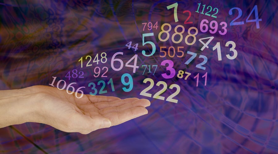 Mano abierta con números flotando, concepto de datos, información y conocimiento.