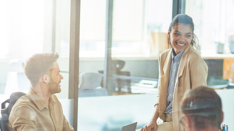 Empresarios en una oficina luminosa.