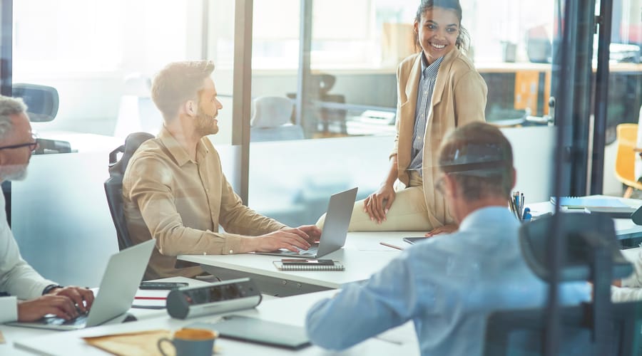 Empresarios en una oficina luminosa.