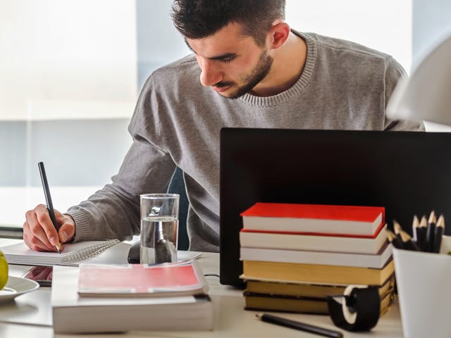 Elige entre tomar todas tus clases en línea u optar por una combinación de clases en línea y presenciales en tu centro de idiomas local.