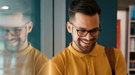 Tu amigable instructor Berlitz les dará la bienvenida a todos, establecerá los objetivos de la lección y comenzará el aprendizaje.