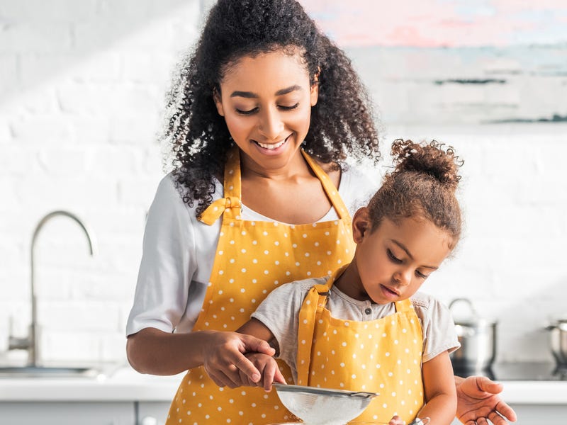 Madre e hija horneando.