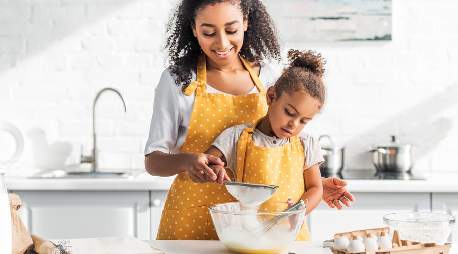 Madre e hija horneando.