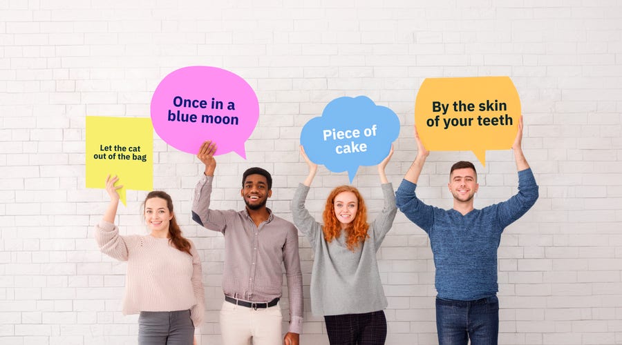 Estudiantes Berlitz sostienen burbujas de texto con modismos ingleses, aprendiendo expresiones.