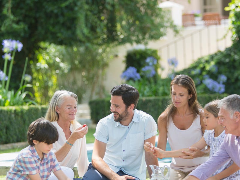 Familia haciendo un picnic en un día soleado.