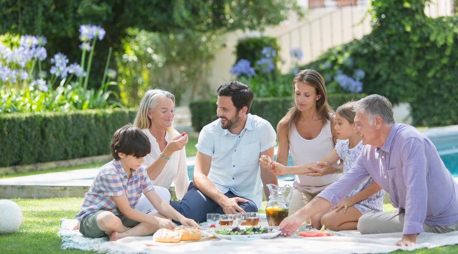 Familia haciendo un picnic en un día soleado.