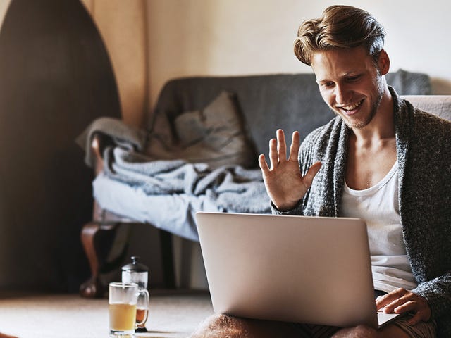 Los cursos de idiomas online de Berlitz te ofrecen lo mejor de ambos mundos: la posibilidad de estudiar a tu propio ritmo y el pleno apoyo y motivación de un profesor calificado.