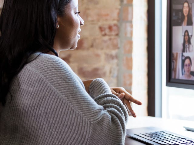 Clases de idiomas online: estudiante participa en videollamada de Berlitz.