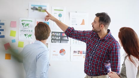 Reunión de trabajo exponiendo resultados.