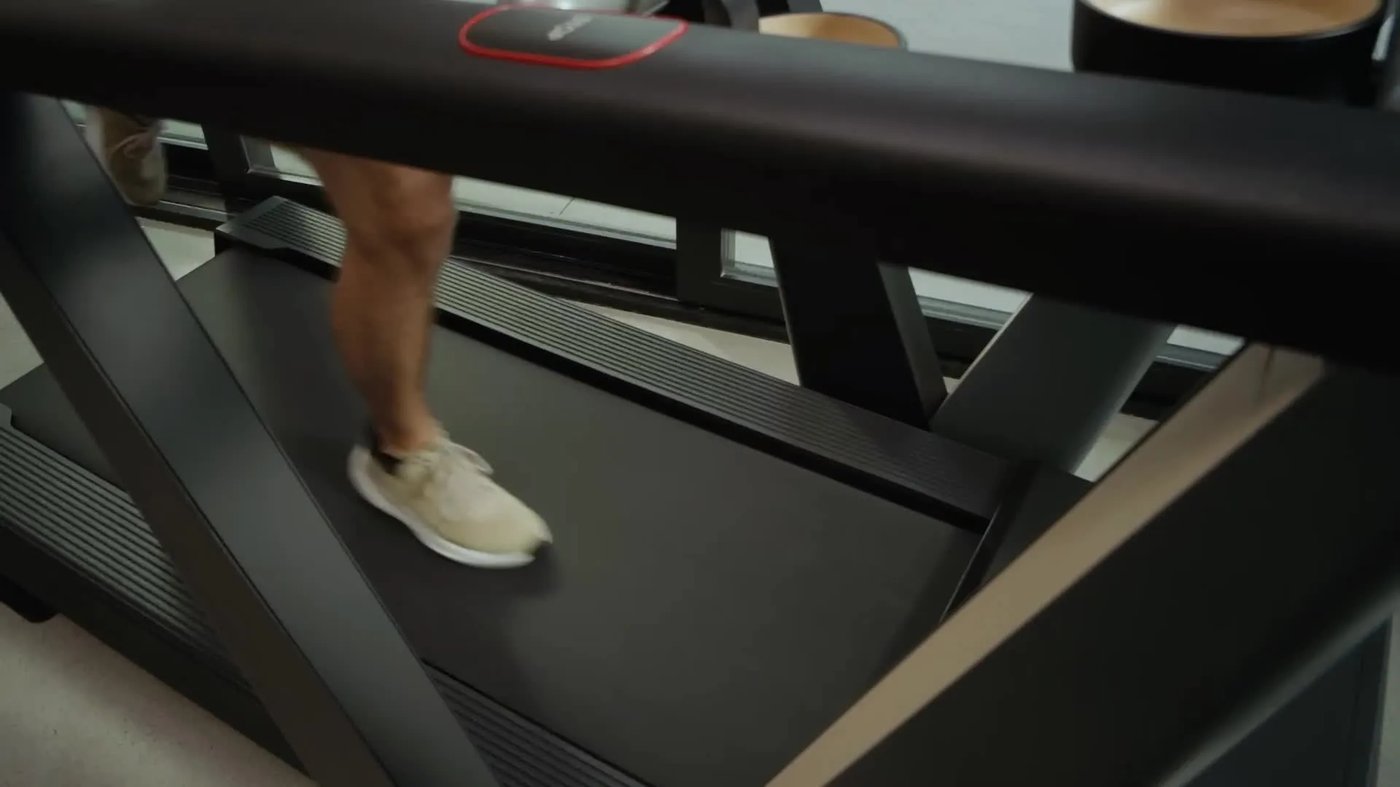 Bėgikė sportuoja su NordicTrack Ultra 3