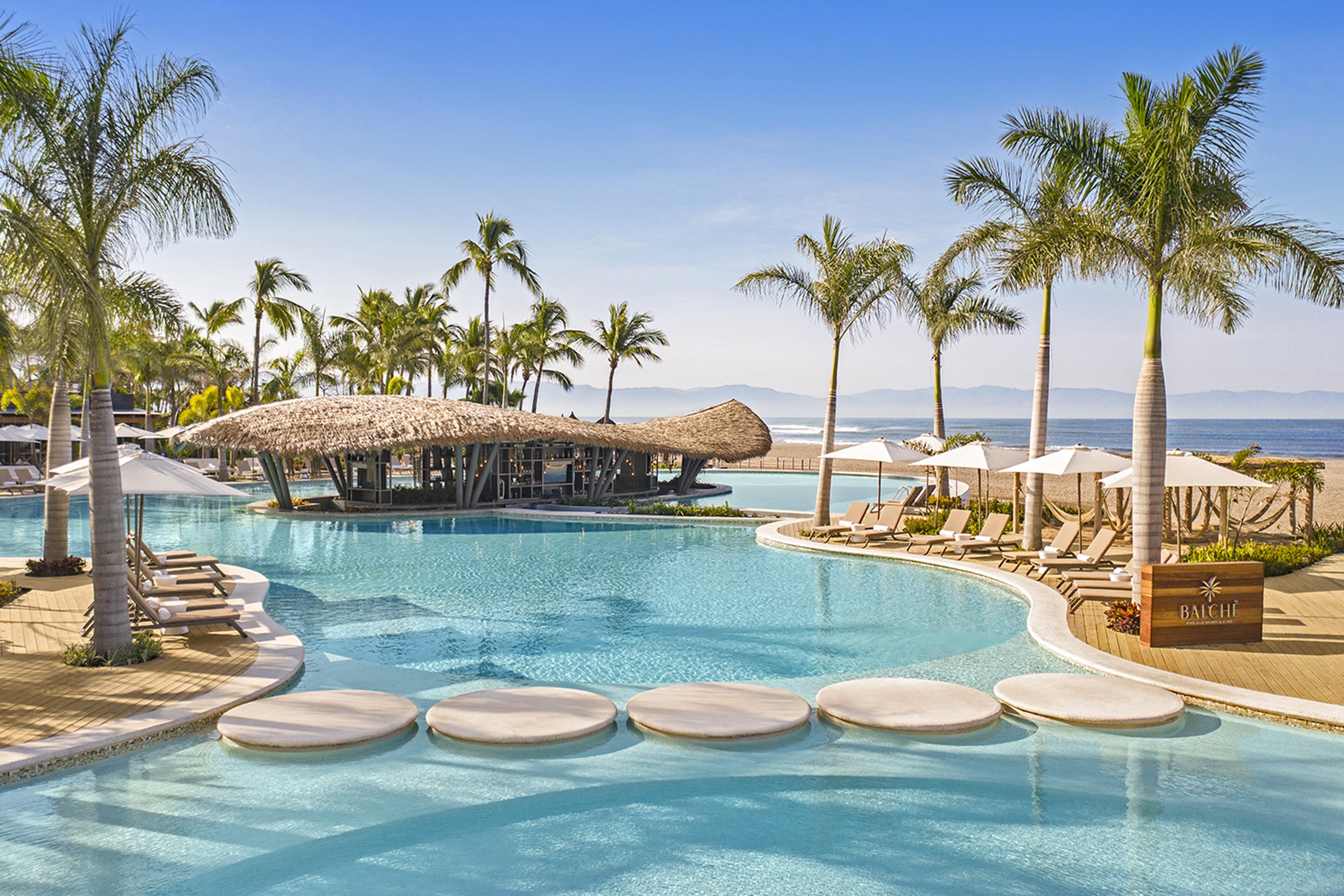 Albercas de lujo y playa privada en el resort VidantaWorld Nuevo Nayarit-Vallarta