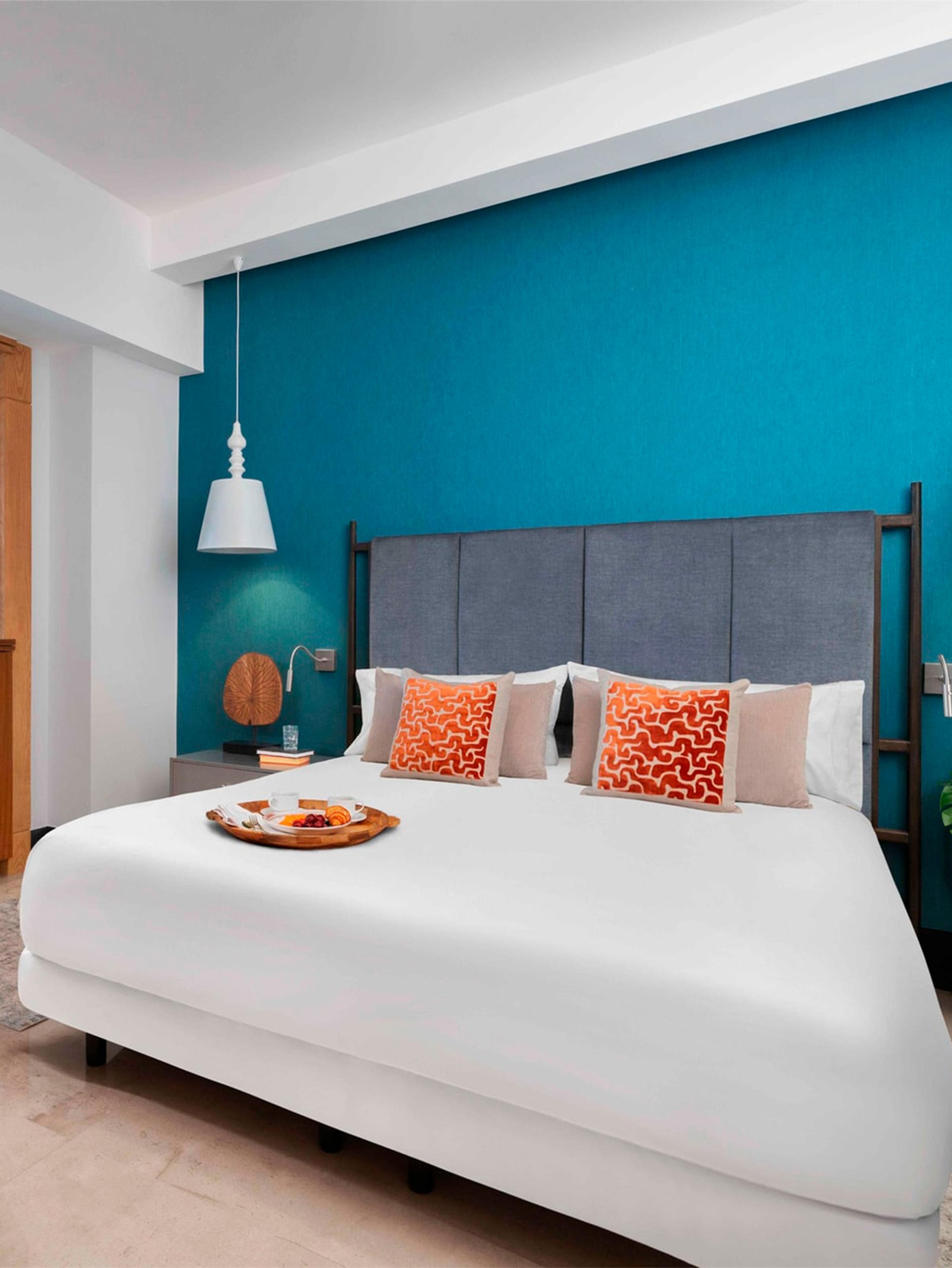 Suite de lujo de una recámara en BON Hotel con vista panorámica al parque temático BON