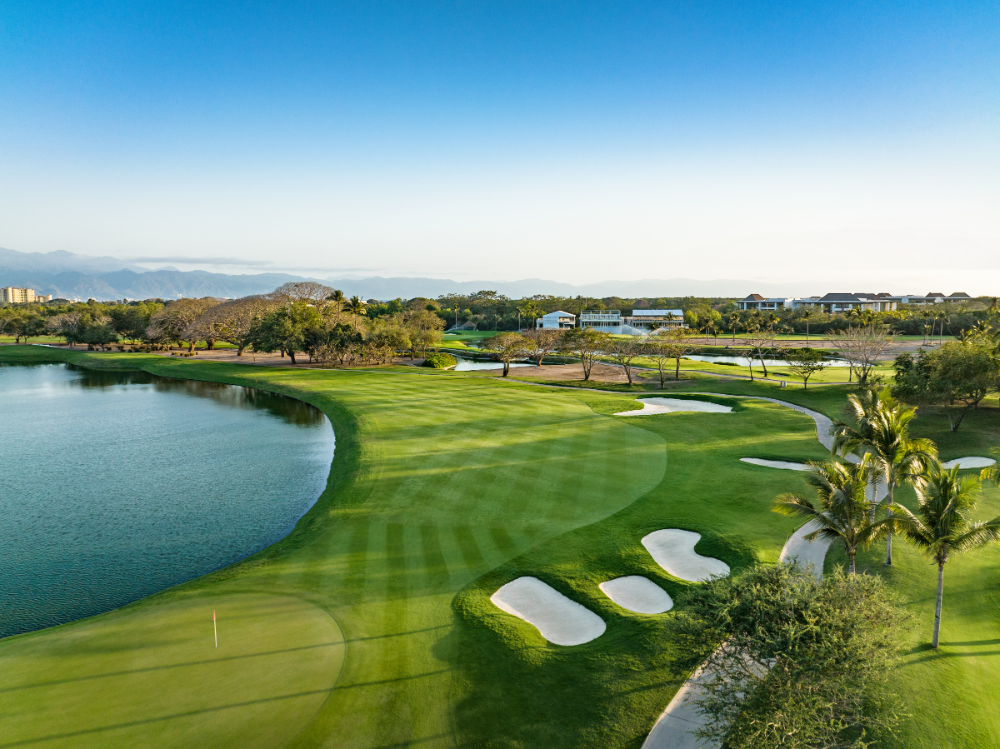 Atardecer en el campo de golf Norman Signature en VidantaWorld Vallarta