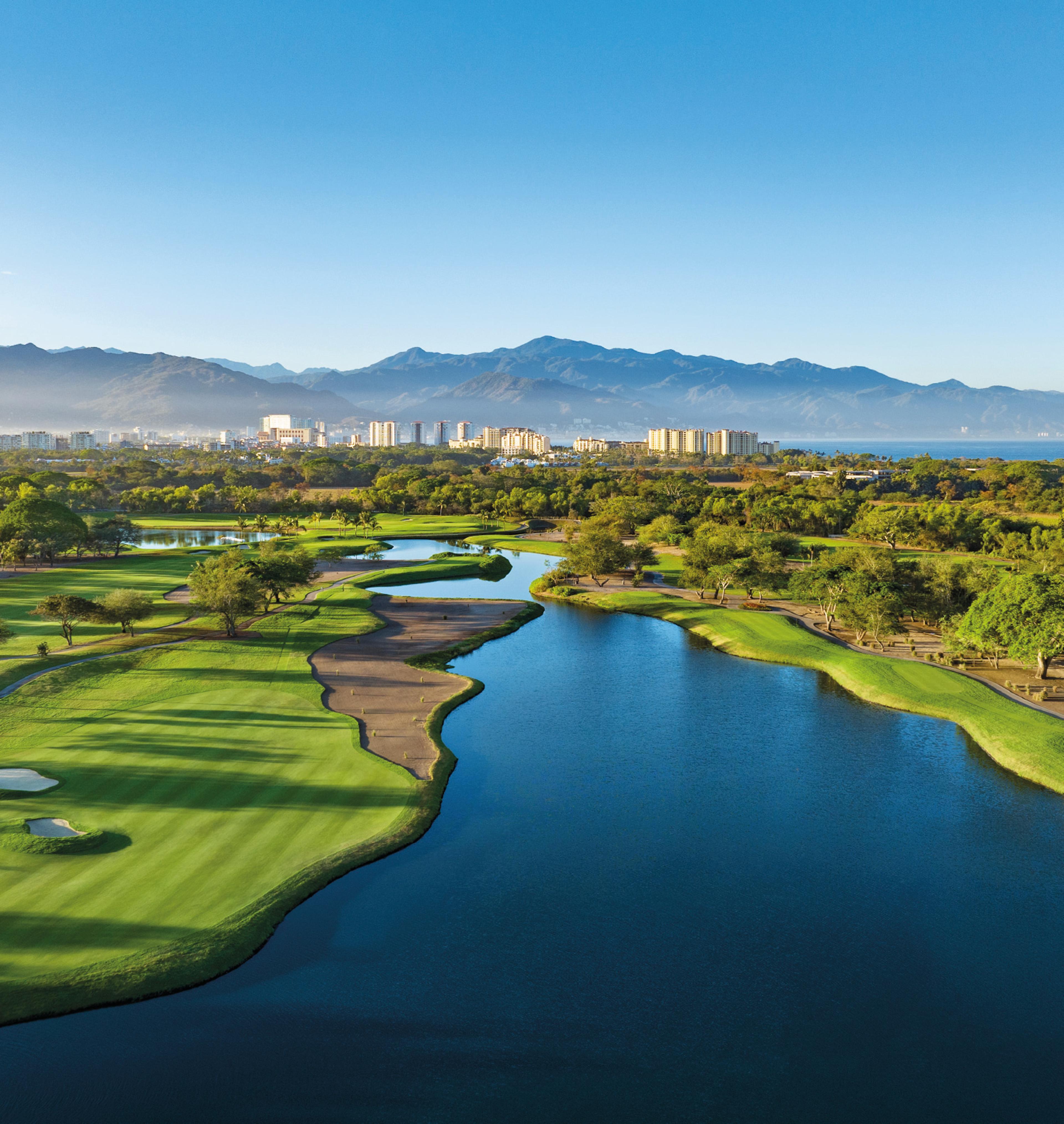 Campo de golf VidantaWorld Vallarta rodeado de lagos y paisajes de montaña