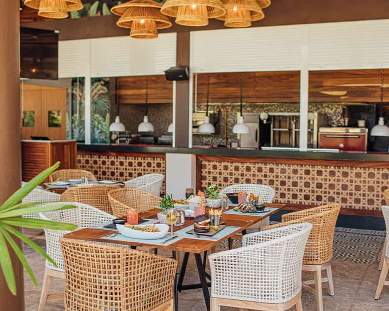 Área de comedor interior de On the Waves en Jungala Aqua Experience