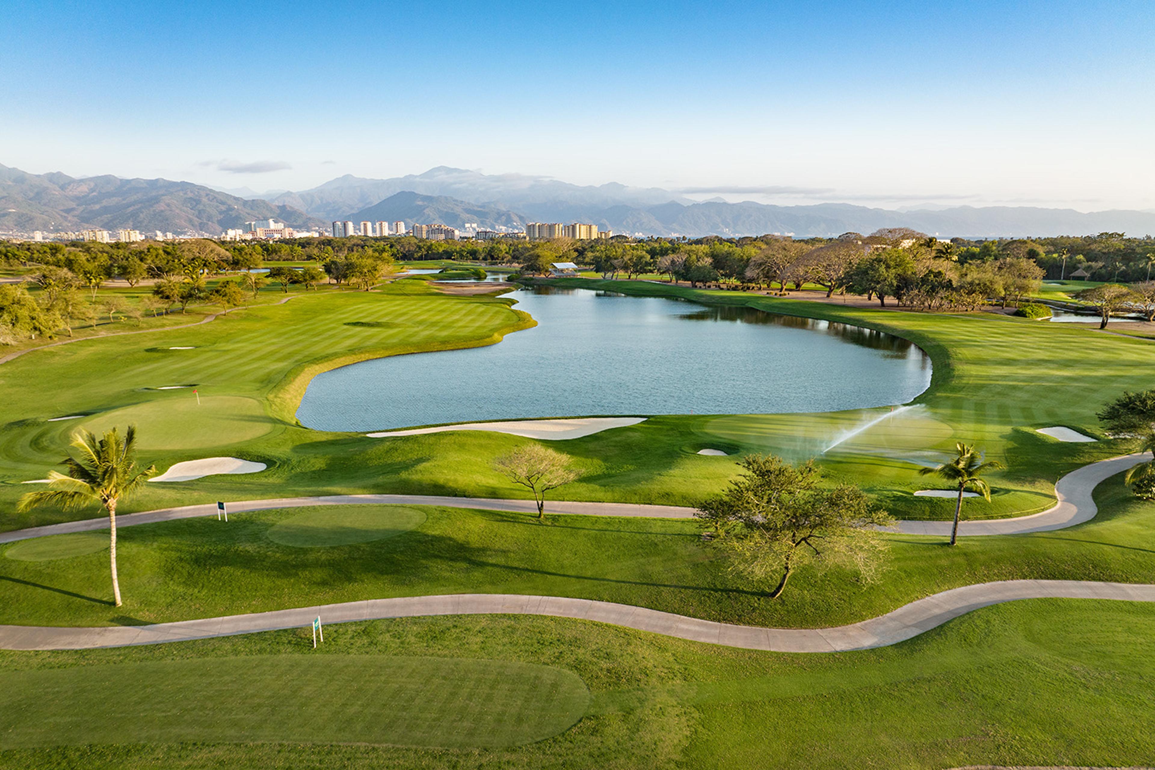 Golfista jugando en el campo de golf VidantaWorld Vallarta, sede oficial del VidantaWorld Mexico Open