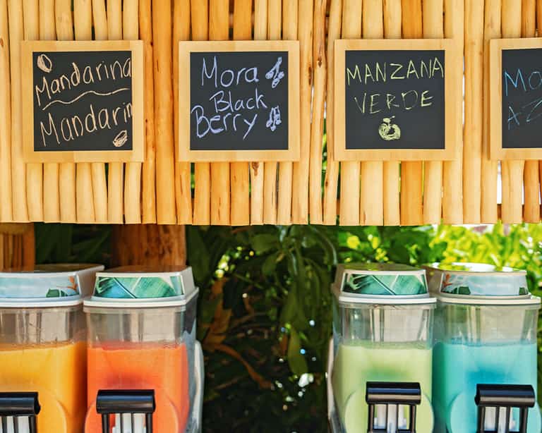 Máquinas y pizarras de sabores en el puesto de Jungala Slushies