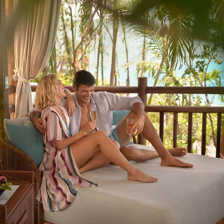 Pareja brindando dentro de una cabaña privada de Jungala Aqua Experience