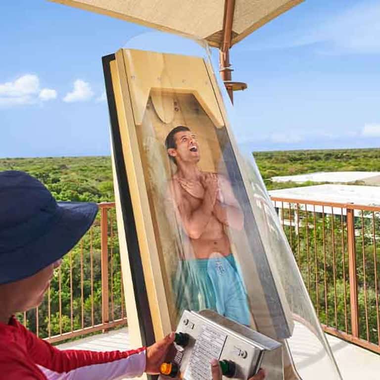 Hombre a punto de deslizarse en la cápsula de Hoop Hoop Aqua Loop en Jungala Aqua Experience