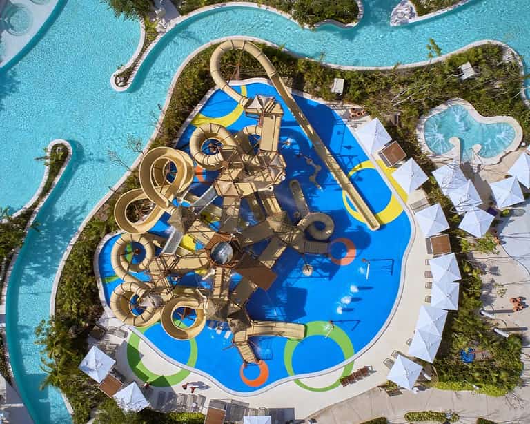 Vista aérea cenital de Kids Rain Fortress en Jungala Aqua Experience