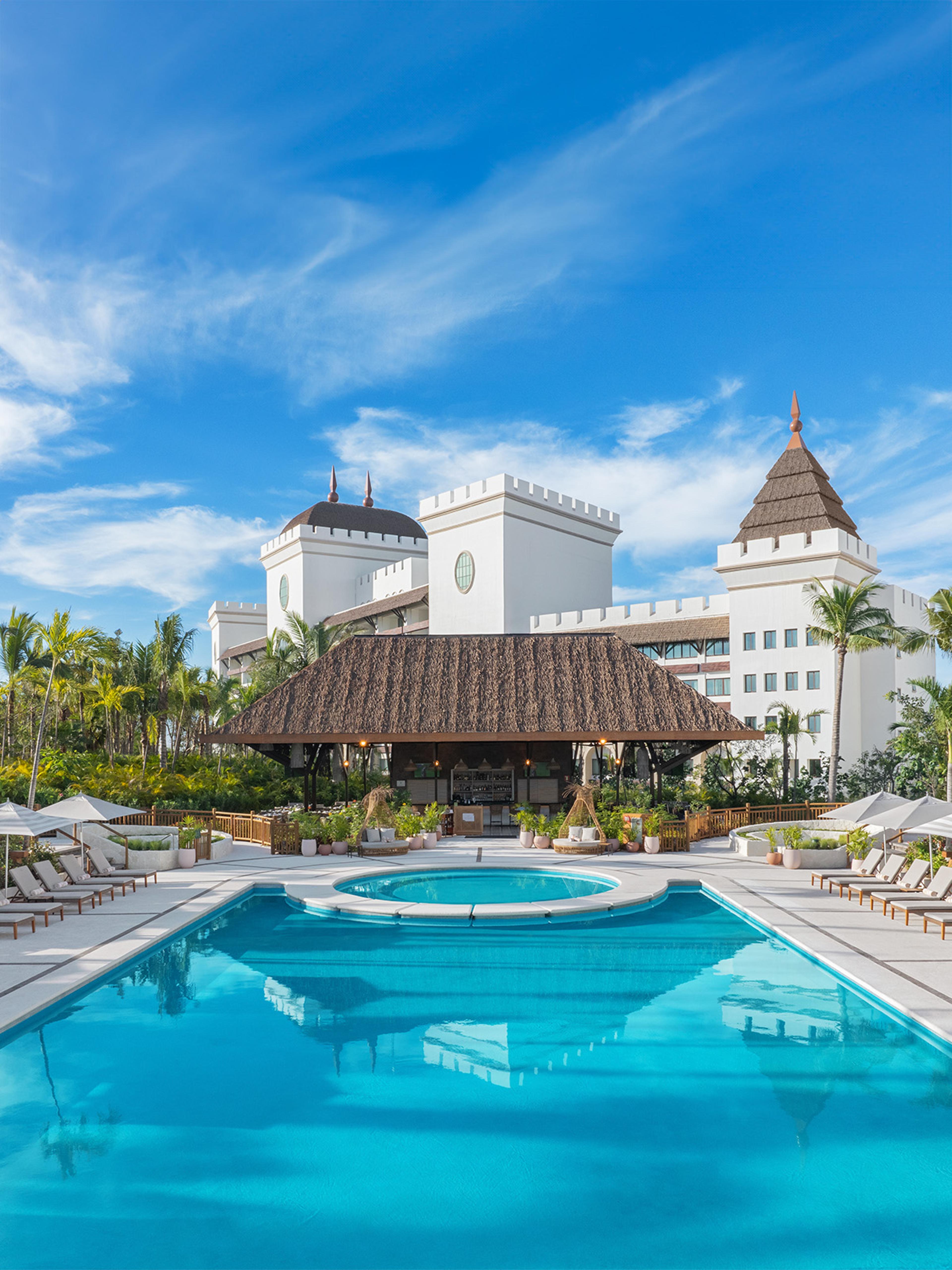 Fachada de BON Hotel en VidantaWorld Nuevo Vallarta con alberca y zona de descanso exclusivo para huéspedes