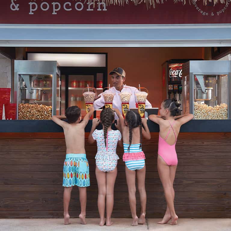 Niños en la estación de snacks y bebidas de Jungala Aqua Experience
