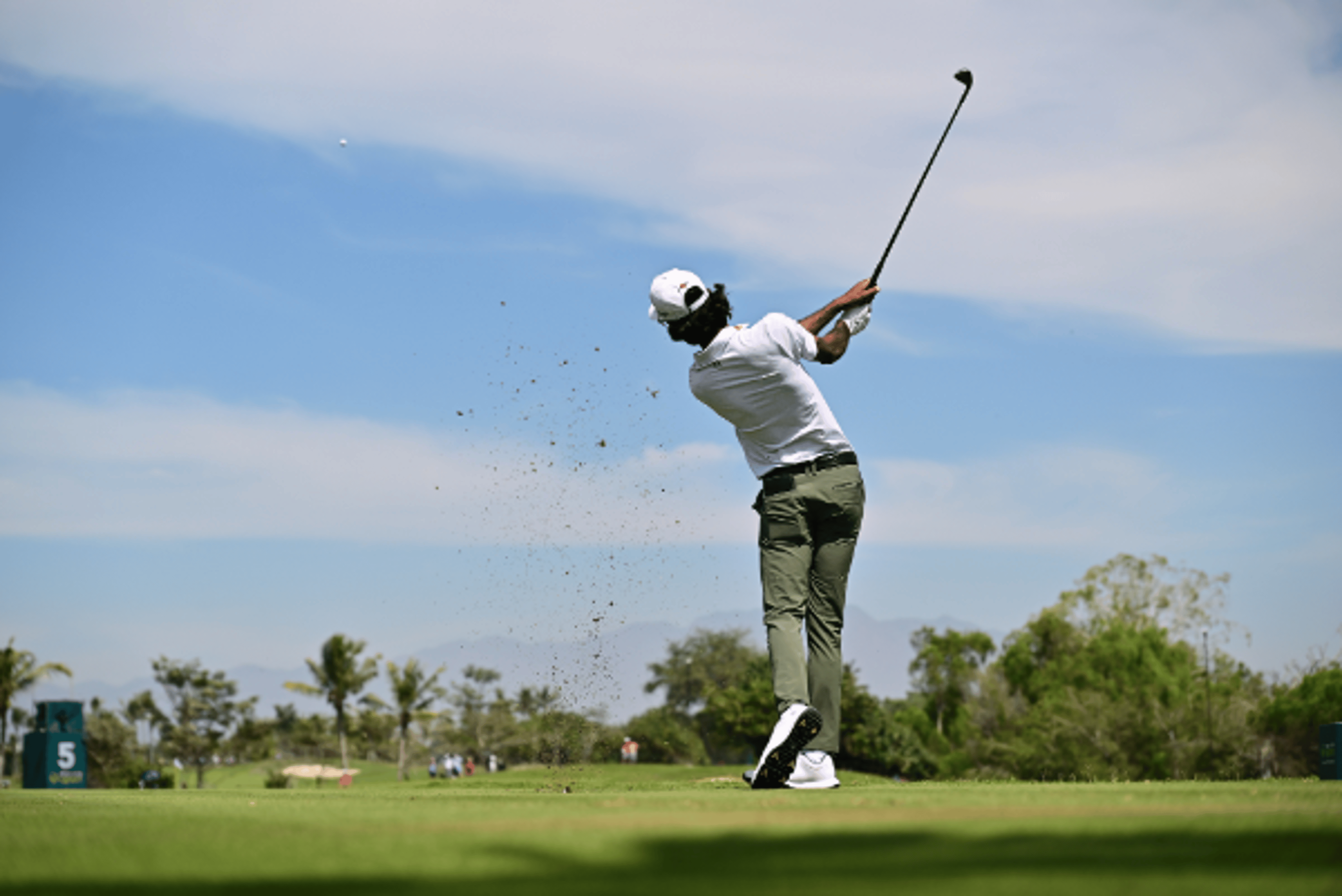 Golfista profesional ejecutando un swing en el campo de golf durante el VidantaWorld Mexico Open