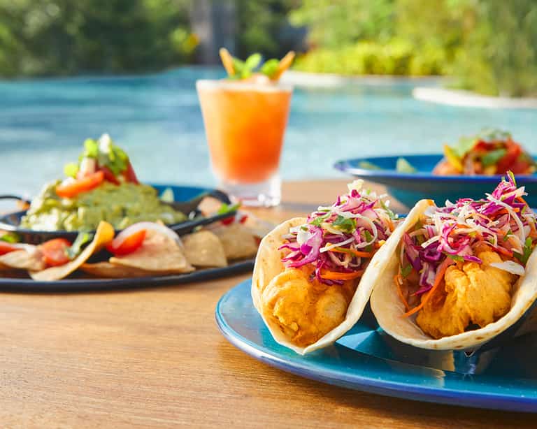 Tacos y guacamole servidos en On the Waves, con vista a la alberca en Jungala Aqua Experience