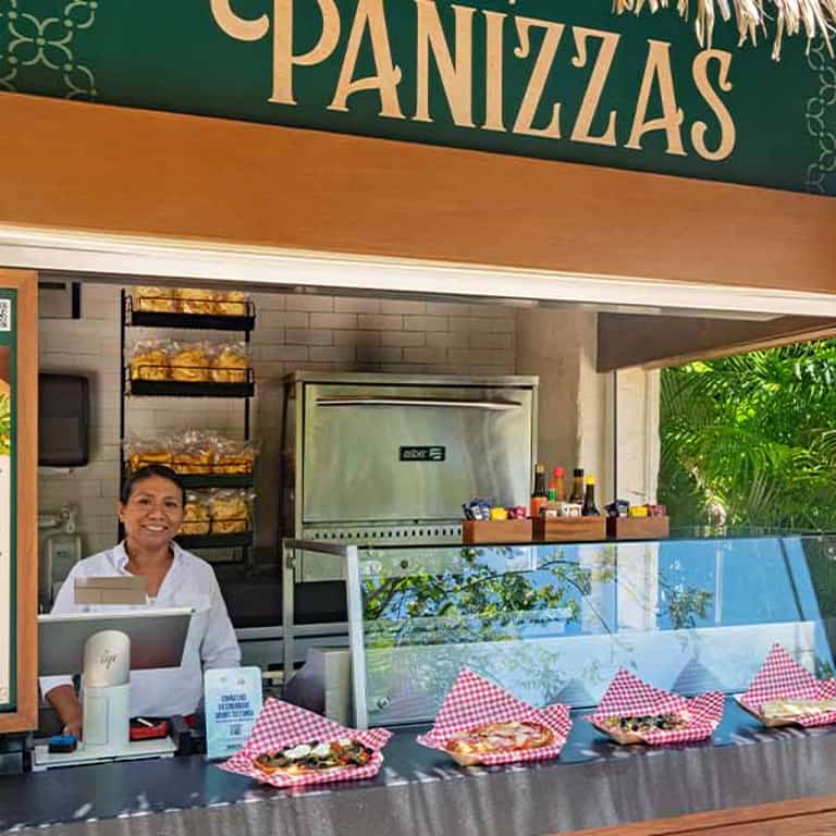 Empleada en la estación de Panizzas de Jungala Aqua Experience, con panizzas recién preparadas